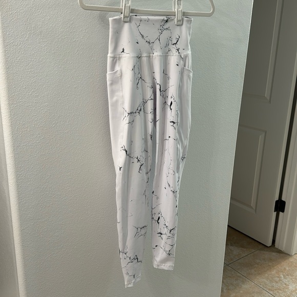 XS BuffBunny White Marble Leggings with pockets - Picture 2 of 2
